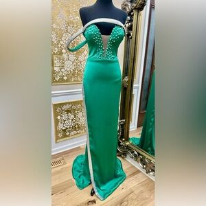Unique Crystal Unique Prom Formal Strapless Gown Satin Emerald Green Size 4